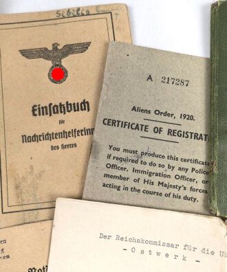 Einsatzbuch für Nachrichtenhelferinnen des Heeres, dazu Dienstausweis, Durchlaßschein sowie diverse weitere Papiere