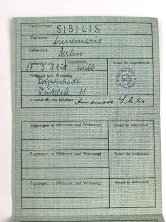 Einsatzbuch für Nachrichtenhelferinnen des Heeres, dazu Dienstausweis, Durchlaßschein sowie diverse weitere Papiere