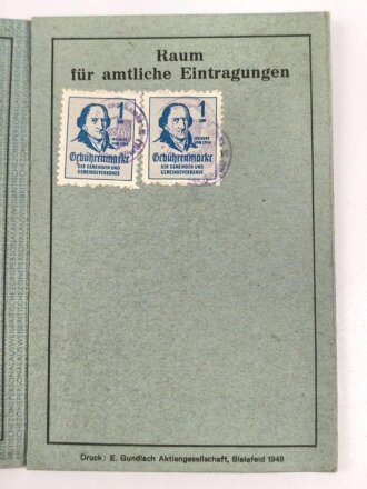 Einsatzbuch für Nachrichtenhelferinnen des Heeres, dazu Dienstausweis, Durchlaßschein sowie diverse weitere Papiere