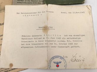 Einsatzbuch für Nachrichtenhelferinnen des Heeres, dazu Dienstausweis, Durchlaßschein sowie diverse weitere Papiere