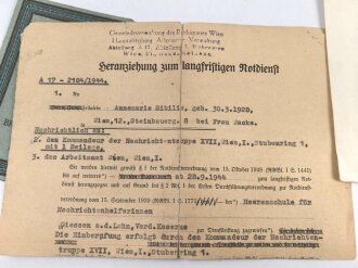 Einsatzbuch für Nachrichtenhelferinnen des Heeres, dazu Dienstausweis, Durchlaßschein sowie diverse weitere Papiere