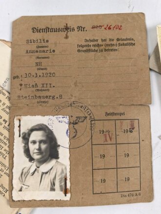 Einsatzbuch für Nachrichtenhelferinnen des Heeres, dazu Dienstausweis, Durchlaßschein sowie diverse weitere Papiere