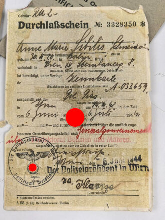Einsatzbuch für Nachrichtenhelferinnen des Heeres, dazu Dienstausweis, Durchlaßschein sowie diverse weitere Papiere