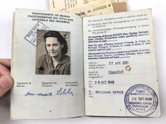 Einsatzbuch für Nachrichtenhelferinnen des Heeres, dazu Dienstausweis, Durchlaßschein sowie diverse weitere Papiere