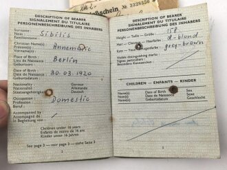 Einsatzbuch für Nachrichtenhelferinnen des Heeres, dazu Dienstausweis, Durchlaßschein sowie diverse weitere Papiere