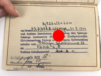 Wehrpaß eines aktiven Teilnehmers an beiden Weltkriegen, im laufe der Dienstjahre vom gefreiten bis zum Oberst befördert.