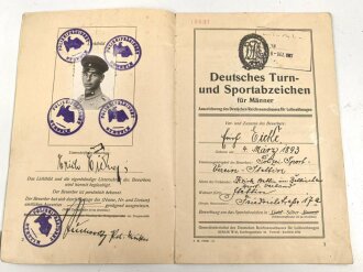 Wehrpaß eines aktiven Teilnehmers an beiden Weltkriegen, im laufe der Dienstjahre vom gefreiten bis zum Oberst befördert.