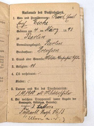 Wehrpaß eines aktiven Teilnehmers an beiden Weltkriegen, im laufe der Dienstjahre vom gefreiten bis zum Oberst befördert.