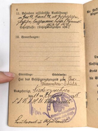 Wehrpaß eines aktiven Teilnehmers an beiden Weltkriegen, im laufe der Dienstjahre vom gefreiten bis zum Oberst befördert.