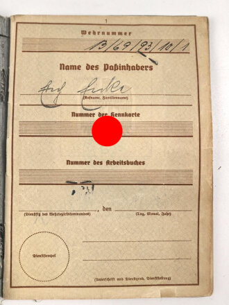 Wehrpaß eines aktiven Teilnehmers an beiden Weltkriegen, im laufe der Dienstjahre vom gefreiten bis zum Oberst befördert.
