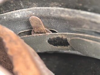 Heer, Stahlhelm Modell 1940 mit Emblem. In allen Teilen original und zusammengehörig, Q64