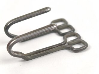 Paar Koppelhaken für eine Feldbluse , Eisen