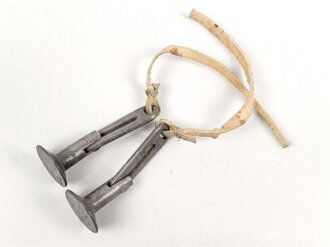 Paar eiserne Beschläge zu befestigen der Trageriemen am Tornister der Wehrmacht