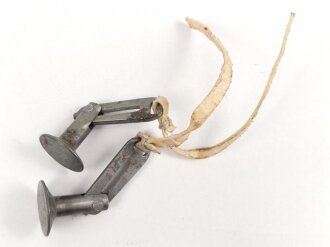 Paar eiserne Beschläge zu befestigen der Trageriemen am Tornister der Wehrmacht