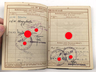 Gruppe Wehrpaß und Verleihungsurkunden eines Angehörigen im Infanterie Regiment 72