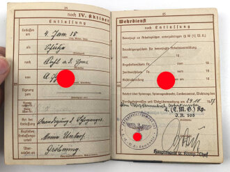 Gruppe Wehrpaß und Verleihungsurkunden eines Angehörigen im Infanterie Regiment 72