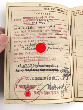 Gruppe Wehrpaß und Verleihungsurkunden eines Angehörigen im Infanterie Regiment 72