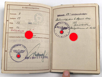 Gruppe Wehrpaß und Verleihungsurkunden eines Angehörigen im Infanterie Regiment 72