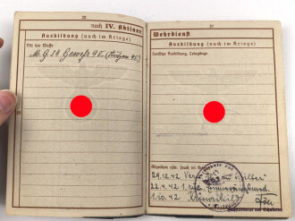 Gruppe Wehrpaß und Verleihungsurkunden eines Angehörigen im Infanterie Regiment 72