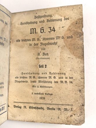 "Beschreibung, Handhabung und Bedienung des M.G. 34 als leichtes M.G., schweres M.G. und in der Fliegerabwehr Teil 1 und 2" datiert 1939, 96 Seiten, DIN A6, Wasserschaden