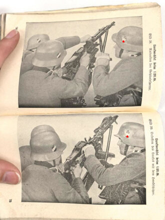 "Beschreibung, Handhabung und Bedienung des M.G. 34 als leichtes M.G., schweres M.G. und in der Fliegerabwehr Teil 1 und 2" datiert 1939, 96 Seiten, DIN A6, Wasserschaden