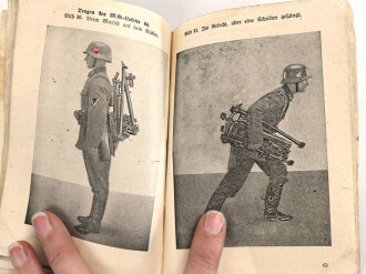 "Beschreibung, Handhabung und Bedienung des M.G. 34 als leichtes M.G., schweres M.G. und in der Fliegerabwehr Teil 1 und 2" datiert 1939, 96 Seiten, DIN A6, Wasserschaden