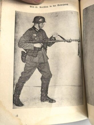 "Beschreibung, Handhabung und Bedienung des M.G. 34 als leichtes M.G., schweres M.G. und in der Fliegerabwehr Teil 1 und 2" datiert 1939, 96 Seiten, DIN A6, Wasserschaden