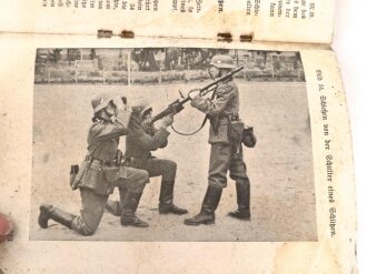 "Beschreibung, Handhabung und Bedienung des M.G. 34 als leichtes M.G., schweres M.G. und in der Fliegerabwehr Teil 1 und 2" datiert 1939, 96 Seiten, DIN A6, Wasserschaden