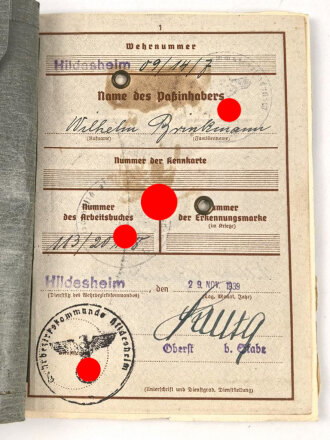 Wehrpaß ausgestellt 29.11.1939 in Hildesheim. Ohne weitere Einträge, dazu ein Schreiben " Nachlaßgut Ihres im Kampf gefallenen Ehemannes" von 1943