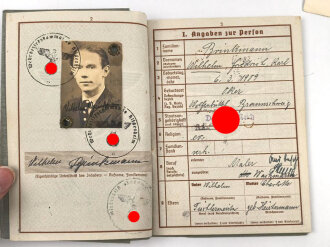 Wehrpaß ausgestellt 29.11.1939 in Hildesheim. Ohne weitere Einträge, dazu ein Schreiben " Nachlaßgut Ihres im Kampf gefallenen Ehemannes" von 1943