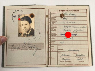 Wehrpaß Luftwaffe, eingestellt am 1.5.41 bei Luftnachrichten Kompanie Fliegerhorst Wels.