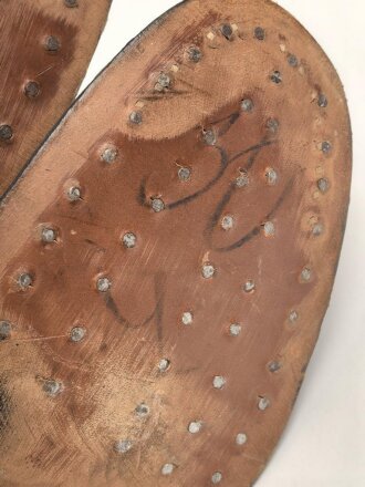 Luftwaffe, Paar Stiefel für Fallschirmjäger. Ungetragenes Paar in sehr gutem Zustand, rotbraune Ausführung, Sohlenlänge knapp über 32cm . In dieser Qualität selten