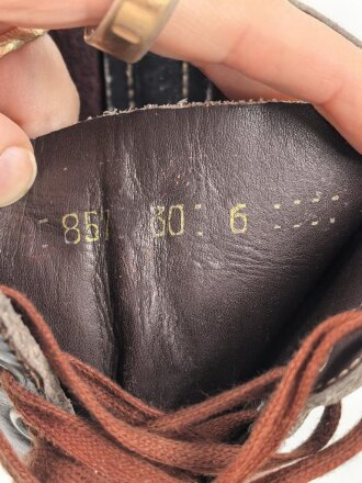 Luftwaffe, Paar Stiefel für Fallschirmjäger. Ungetragenes Paar in sehr gutem Zustand, rotbraune Ausführung, Sohlenlänge knapp über 32cm . In dieser Qualität selten