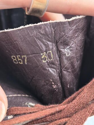 Luftwaffe, Paar Stiefel für Fallschirmjäger. Ungetragenes Paar in sehr gutem Zustand, rotbraune Ausführung, Sohlenlänge knapp über 32cm . In dieser Qualität selten