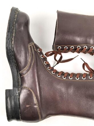 Luftwaffe, Paar Stiefel für Fallschirmjäger. Ungetragenes Paar in sehr gutem Zustand, rotbraune Ausführung, Sohlenlänge knapp über 32cm . In dieser Qualität selten