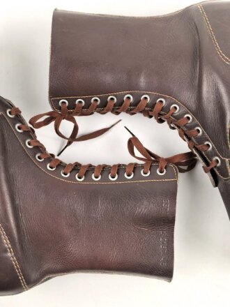 Luftwaffe, Paar Stiefel für Fallschirmjäger. Ungetragenes Paar in sehr gutem Zustand, rotbraune Ausführung, Sohlenlänge knapp über 32cm . In dieser Qualität selten