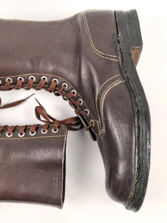 Luftwaffe, Paar Stiefel für Fallschirmjäger. Ungetragenes Paar in sehr gutem Zustand, rotbraune Ausführung, Sohlenlänge knapp über 32cm . In dieser Qualität selten