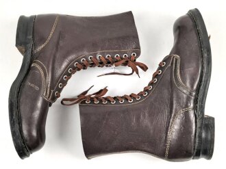 Luftwaffe, Paar Stiefel für Fallschirmjäger. Ungetragenes Paar in sehr gutem Zustand, rotbraune Ausführung, Sohlenlänge knapp über 32cm . In dieser Qualität selten