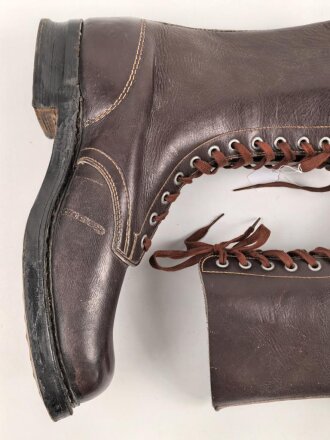 Luftwaffe, Paar Stiefel für Fallschirmjäger. Ungetragenes Paar in sehr gutem Zustand, rotbraune Ausführung, Sohlenlänge knapp über 32cm . In dieser Qualität selten