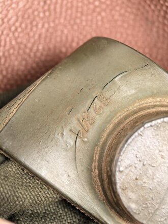 Luftwaffe, Gasmaskenbeutel  für Fallschirmjäger. Getragenes Stück, Hersteller bwz. Druckknöpfe und Reissverschluss gängig.. Der D-Ring an Beutel mit älterer Reparaturstelle