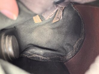 Luftwaffe, Gasmaskenbeutel  für Fallschirmjäger. Getragenes Stück, Hersteller bwz. Druckknöpfe und Reissverschluss gängig.. Der D-Ring an Beutel mit älterer Reparaturstelle