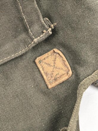 Luftwaffe, Gasmaskenbeutel  für Fallschirmjäger. Getragenes Stück, Hersteller bwz. Druckknöpfe und Reissverschluss gängig.. Der D-Ring an Beutel mit älterer Reparaturstelle