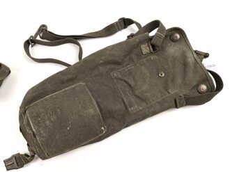 Luftwaffe, Gasmaskenbeutel  für Fallschirmjäger. Getragenes Stück, Hersteller bwz. Druckknöpfe und Reissverschluss gängig.. Der D-Ring an Beutel mit älterer Reparaturstelle
