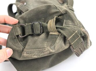 Luftwaffe, Gasmaskenbeutel  für Fallschirmjäger. Getragenes Stück, Hersteller bwz. Druckknöpfe und Reissverschluss gängig.. Der D-Ring an Beutel mit älterer Reparaturstelle