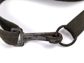 Luftwaffe, Gasmaskenbeutel  für Fallschirmjäger. Getragenes Stück, Hersteller bwz. Druckknöpfe und Reissverschluss gängig.. Der D-Ring an Beutel mit älterer Reparaturstelle