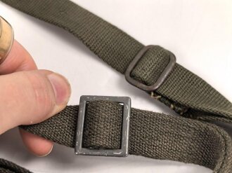 Luftwaffe, Gasmaskenbeutel  für Fallschirmjäger. Getragenes Stück, Hersteller bwz. Druckknöpfe und Reissverschluss gängig.. Der D-Ring an Beutel mit älterer Reparaturstelle