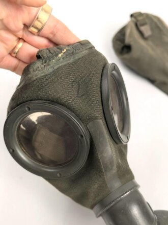 Luftwaffe, Gasmaskenbeutel  für Fallschirmjäger. Getragenes Stück, Hersteller bwz. Druckknöpfe und Reissverschluss gängig.. Der D-Ring an Beutel mit älterer Reparaturstelle