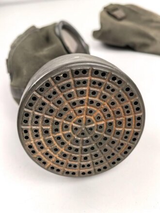 Luftwaffe, Gasmaskenbeutel  für Fallschirmjäger. Getragenes Stück, Hersteller bwz. Druckknöpfe und Reissverschluss gängig.. Der D-Ring an Beutel mit älterer Reparaturstelle