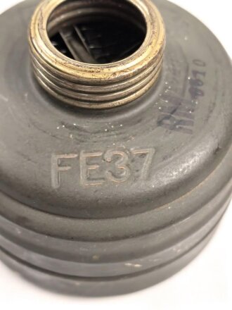 Luftwaffe, Gasmaskenbeutel  für Fallschirmjäger. Getragenes Stück, Hersteller bwz. Druckknöpfe und Reissverschluss gängig.. Der D-Ring an Beutel mit älterer Reparaturstelle