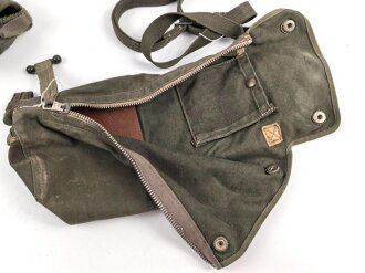 Luftwaffe, Gasmaskenbeutel  für Fallschirmjäger. Getragenes Stück, Hersteller bwz. Druckknöpfe und Reissverschluss gängig.. Der D-Ring an Beutel mit älterer Reparaturstelle
